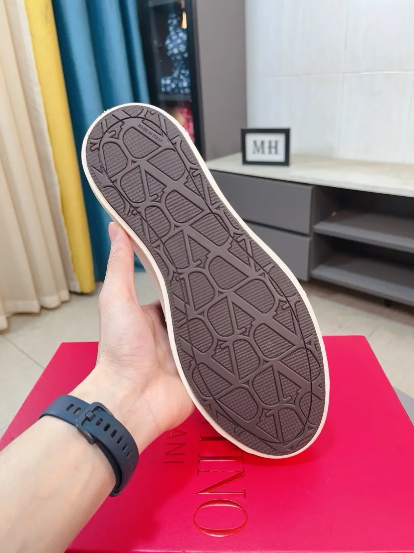Men's shoes 💰500🌸🌸[Valentino] Couple model, official website 1:1 replica, fashionable casual men's shoes 🔜The upper is made of imported high-quality original special upper sheepskin lining, the upper foot is very stylish, personalized fashionable rubber wear-resistant outsole, size: 35-44 (45 can be customized)